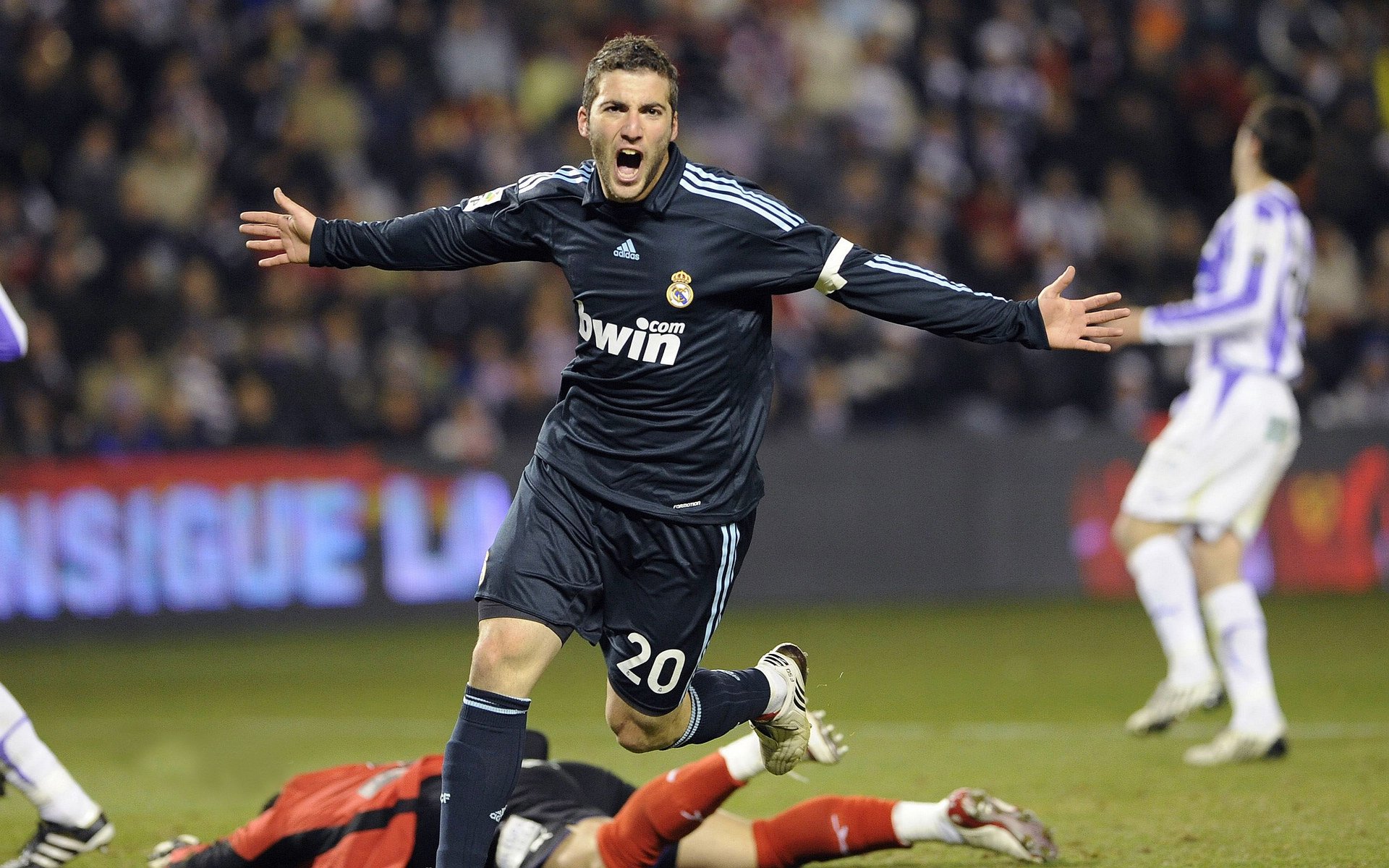 德约科维奇巴塞罗那赛场大放异彩，引爆全网热议